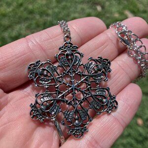 Snowflake Thistle Patterned Pendant Necklace